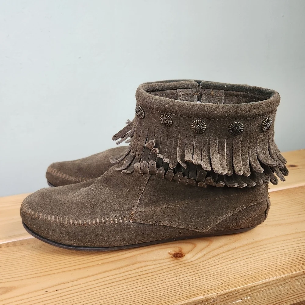 Minnetonka Women’s Double Fringe Side Zip Suede Boots – Green/Grey – Size 8 - Picture 6 of 10